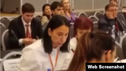 "Бәсе" медиасының негізін қалаушылардың бірі Наталья Садықова ЕҚЫҰ жиынында сөйлеп жатыр. Варшава, 13 қазан 2026 жыл.