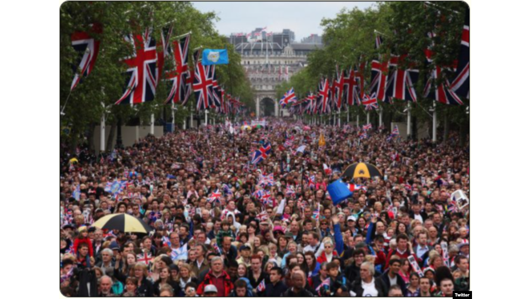 O imagine distribuită pe Twitter, înfățișând un protest la Londra împotriva măsurilor de carantinare.