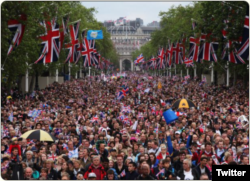 O imagine distribuită pe Twitter, înfățișând un protest la Londra împotriva măsurilor de carantinare.