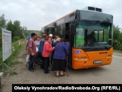Автобус, перевозящий людей от моста до украинского кпп