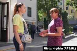 Маці Ўладзіслава Сакалоўскага (справа) і начальніца штабу кандыдаткі ў прэзыдэнты Беларусі Сьвятланы Ціханоўскай Марыя Мароз