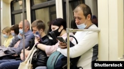 Пассажиры поезда в московском метро