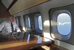 Путін спостерігає за пілотом винищувача, який супроводжує його літак над Сирією у 2017 році