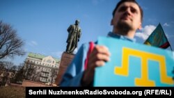 «Россия – тюрьма народов». В Киеве провели акцию солидарности с крымчанами (фотогалерея)