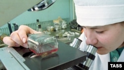 Russia -- A research worker examines a sample at State Research Center of Virology and Biotechnology (Vector) in Koltsovo, near Novosibirsk 06Feb2003