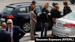 Иван Гешев (долу вляво) присъства на ареста на Иванчева (между колите в гръб) на 17 април 2018 г.