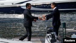 Грчкиот премиер Алексис Ципрас го пречекува премиерот Зоран Заев во Псерадес