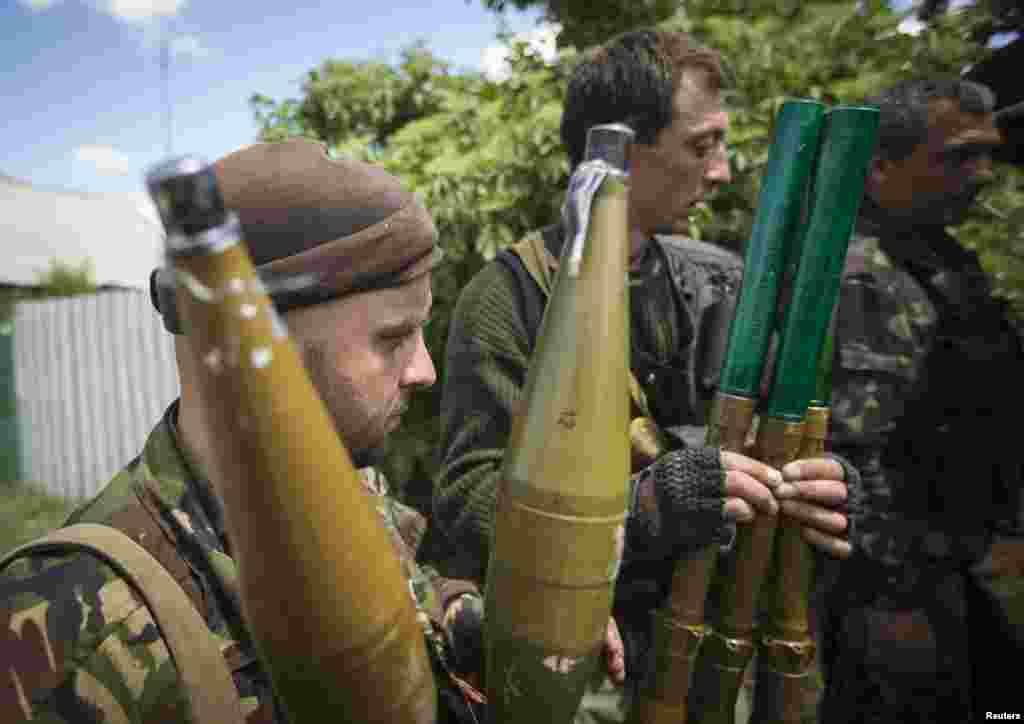 Проросійські сепаратисти готуються до бою під містом Сіверськ, недалеко від міста Красний Лиман Донецької області, 19 червня 2014 року