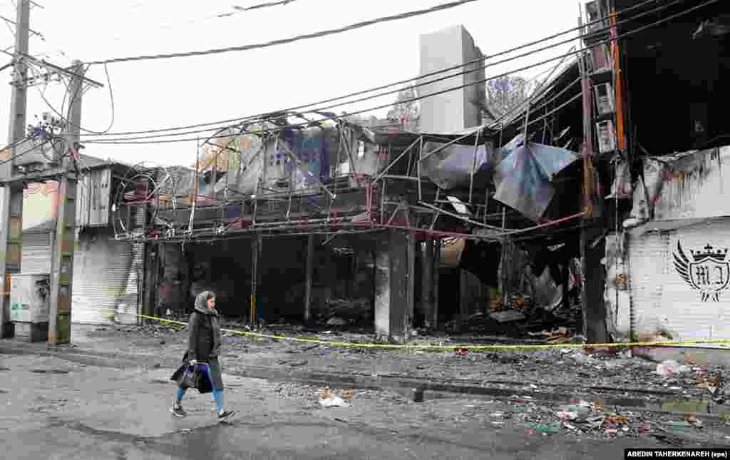 Разрушенный торговый центр в Шахрияре. Около трети иранцев считают, что они &laquo;пострадали&raquo; после возобновления действий американских санкций в 2018 году.