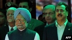 Indian Prime Minister Manmohan Singh (left) and his Pakistani counterpart Yusuf Raza Gilani.