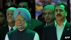 Indian Prime Minister Manmohan Singh (left) and his Pakistani counterpart Yusuf Raza Gilani. 