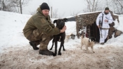 Капрал із своїми рятівниками прогулюється на бойових позиціях під окупованою Горлівкою