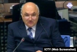 Si dëshmitar i mbrojtjes në gjyqin ndaj Millosheviçit në Hagë, në vitin 2005, ai pretendoi se në Reçak kishin vdekur pjesëtarë të UÇK-së gjatë një përleshjeje me policinë.