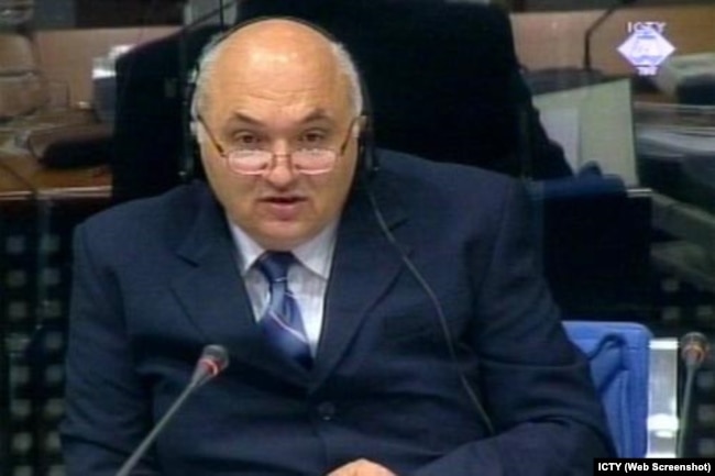Si dëshmitar i mbrojtjes në gjyqin ndaj Millosheviçit në Hagë, në vitin 2005, ai pretendoi se në Reçak kishin vdekur pjesëtarë të UÇK-së gjatë një përleshjeje me policinë.
