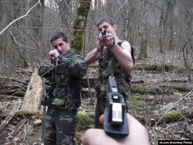 Детей учили обращаться с оружием