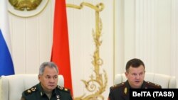 Sergei Shoigu (solda) belaruslu həmkarı Andrey Ravkov