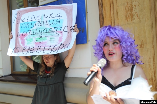Під час театралізованої акції «Артистів-рашистів – за поребрик». Київ, 8 липня 2015 року