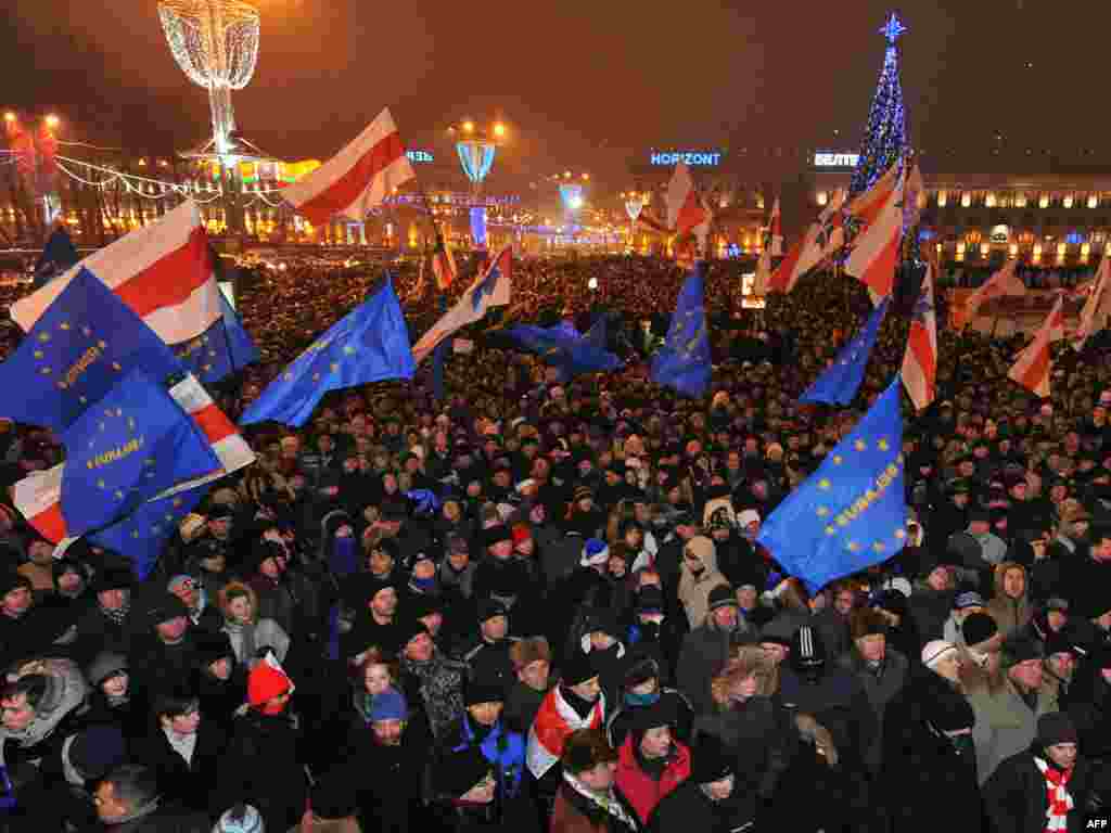 Minskde saýlawlaryň netijesine protest bildirip, müňlerçe adam demonstrasiýa çykdy.