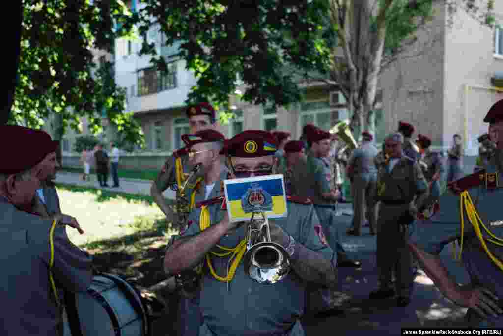 Музиканти з Національного президентського оркестру України готуються до маршу через центр міста Артемівськ, щоб відсвяткувати день, коли бойовики&nbsp;&laquo;ДНР&raquo; були вигнані з міста минулого року