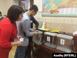 Сайлауга килә алмаучыларның өйләренә алып барасы тартмаларга мөһерле кәгазь ябыштыралар