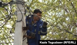 Электрик работает на линии электропередач, иллюстративное фото