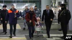 Этот снимок сделан в понедельник, 13 ноября, в аэропорту Домодедово, когда прибывшие рейсом из Каира граждане России шли на посадку в автобус МЧС