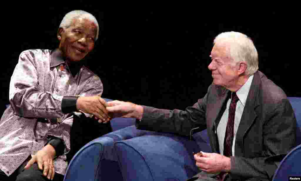 Jimmy Carter volt amerikai elnök a Nelson Mandela volt dél-afrikai elnök 89. születésnapja alkalmából rendezett ünnepségen a dél-afrikai Johannesburgban 2007. július 18-án.&nbsp;Carter tagja volt a Mandela által alapított, idős államfőket, béke- és emberi jogi aktivistákat tömörítő A Vének (The Elders) nevű nemzetközi szervezetnek. Búcsújuk itt&nbsp;olvasható