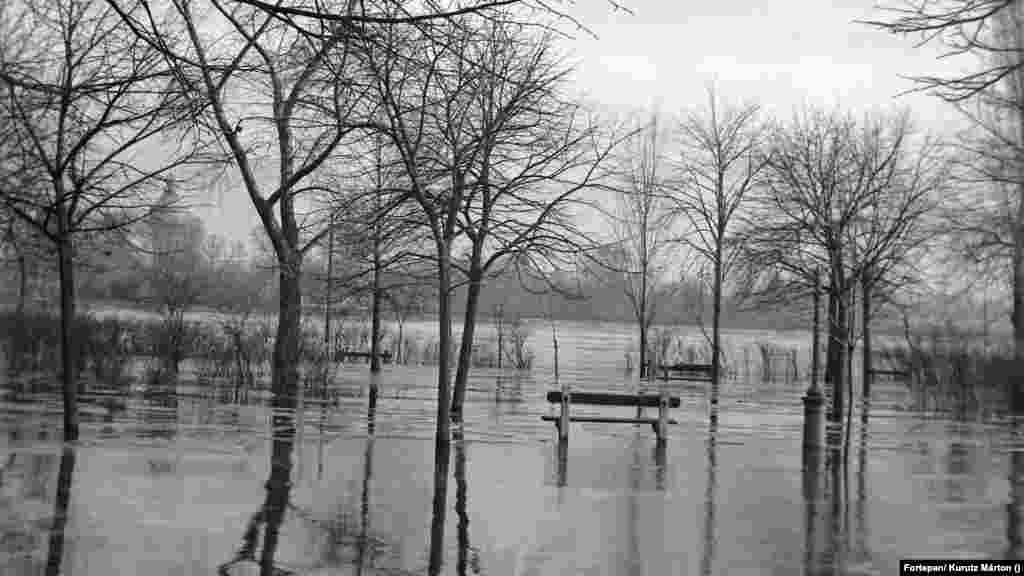 Budapest III., kerület Slachta Margit rakpart. Szemben a Margit-szigeten a víztorony az 1941-es áradáskor