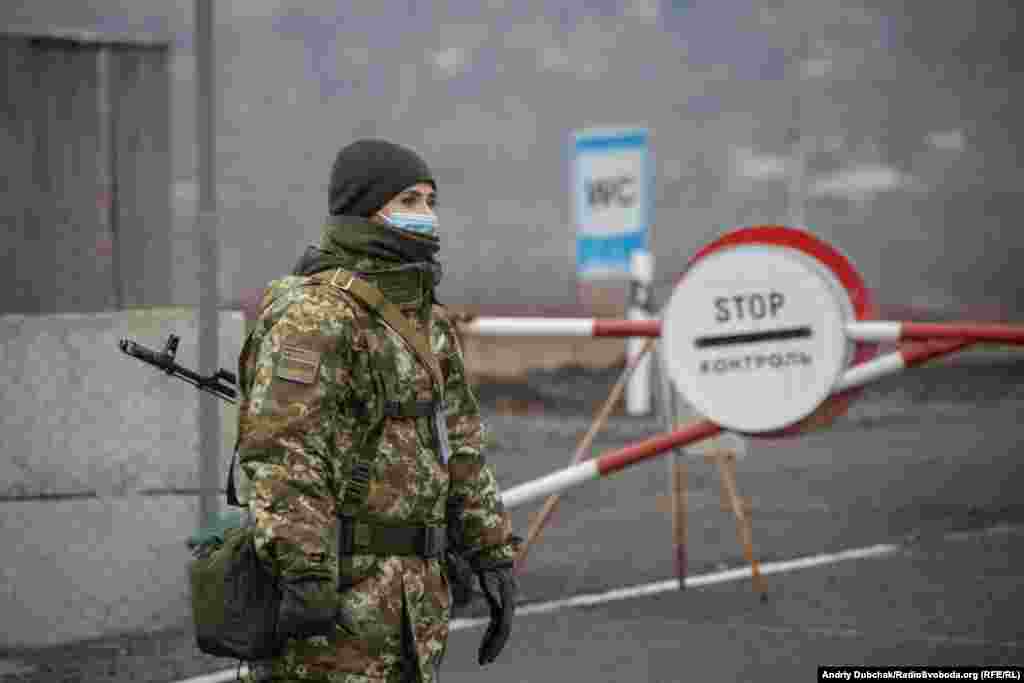 10 листопада 2020-го Україна зі свого боку відкрила усі КПВВ на Донбасі. Їх сім.&nbsp;Але на більшості з них російські гібридні сили зі своєї сторони блокують перетин лінії розмежування.