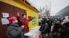 Родственники и друзья арестованных возле Центра для мигрантов в подмосковной деревне Сахарово, 4 февраля 2021 года 