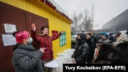 Родственники и друзья арестованных возле Центра для мигрантов в подмосковной деревне Сахарово, 4 февраля 2021 года 