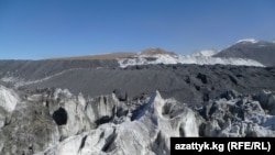 Складирование отвалов на леднике. Кумтор. Архивное фото.