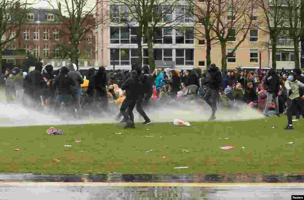 Policia përdori gaz lotsjellës kundër protestuesve në Amsterdam.&nbsp;