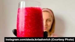Алеся Княжэвіч і ейны беларускі ягадны смузі