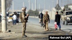 یک مقام ولایت کندز از کشته شدن حداقل ۵ پولیس و ۳ سرباز اردوی ملی خبر میدهد.