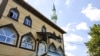 Мечеть у Красногвардійському почали будувати в 90-х роках поруч із місцем компактного проживання кримських татар. Після розпаду СРСР корінні жителі півострова, виселені в травні 1944 року радянською владою, стали масово повертатися на батьківщину