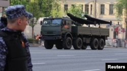 Moskvada Qələbə Günü məşqləri zamanı zirehli yük maşını "Qeran" hücum dronlarını daşıyır.