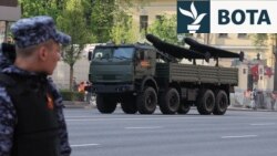 Një kamion i blinduar transporton dronë sulmues Geran gjatë provave për festimet e Ditës së Fitores në Moskë më 7 maj 2025. Irani i ofroi Rusisë teknologji dhe trajnim, dhe një fabrikë në Alabuga, në rajonin e Tatarstanit në Rusi, po prodhon vazhdimisht dronë Geran.