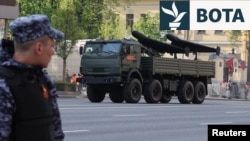 Një kamion i blinduar transporton dronë sulmues Geran gjatë provave për festimet e Ditës së Fitores në Moskë më 7 maj 2025. Irani i ofroi Rusisë teknologji dhe trajnim, dhe një fabrikë në Alabuga, në rajonin e Tatarstanit në Rusi, po prodhon vazhdimisht dronë Geran.