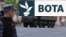 Një kamion i blinduar transporton dronë sulmues Geran gjatë provave për festimet e Ditës së Fitores në Moskë më 7 maj 2025. Irani i ofroi Rusisë teknologji dhe trajnim, dhe një fabrikë në Alabuga, në rajonin e Tatarstanit në Rusi, po prodhon vazhdimisht dronë Geran.