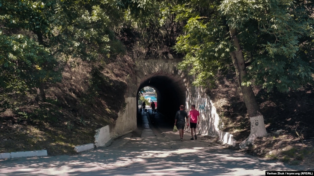 Путь на пляж &laquo;Ушакова балка&raquo; идет через тоннель, проложенный под железнодорожной насыпью