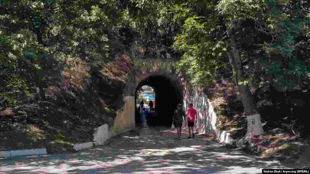 Шлях на пляж &laquo;Ушакова балка&raquo; йде через тунель, прокладений під залізничним насипом