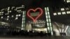 ბრიუსელი: ნეონის წითელი გული ევროპის პარლამენტის შენობაზე, ვაცლავ ჰაველის ხსოვნისათვის პატივის მისაგებად 