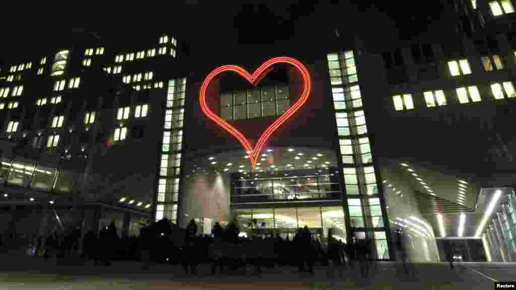O inimă de neon la intrarea &icirc;n clădirea Altiero Spinelli a Parlamentului European, la Bruxelles, &icirc;n amintirea lui Vaclav Havel, dispărut cu un an &icirc;n urmă 
