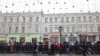 Moldoveni stabiliți în Rusia stau la coadă, la una dintre secțiile de votare deschise la sediul Ambasadei R. Moldova, la alegerile prezidențiale din 3 noiembrie 2024.
