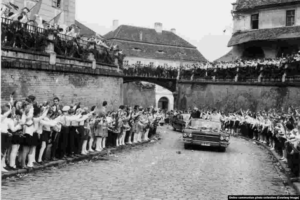 Copii de școală aduși de profesorii lor să îl întâmpine pe Nicolae Ceaușescu la Sibiu, în 1967.