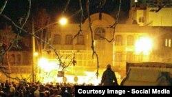 Толпа разъяренных людей у посольства Саудовской Аравии в Тегеране. 2 января 2016 года.