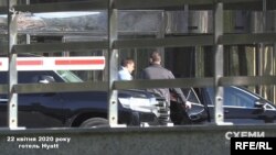 22 квітня знімальна група знову помітила автівки Ігоря Котвіцького біля готелю Hyatt без маски