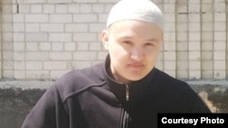 25-летний Искандер Тюгельбаев после освобождения из тюрьмы. Поселок Шуак Жарминского района Восточно-Казахстанской области, 19 мая 2016 года. 