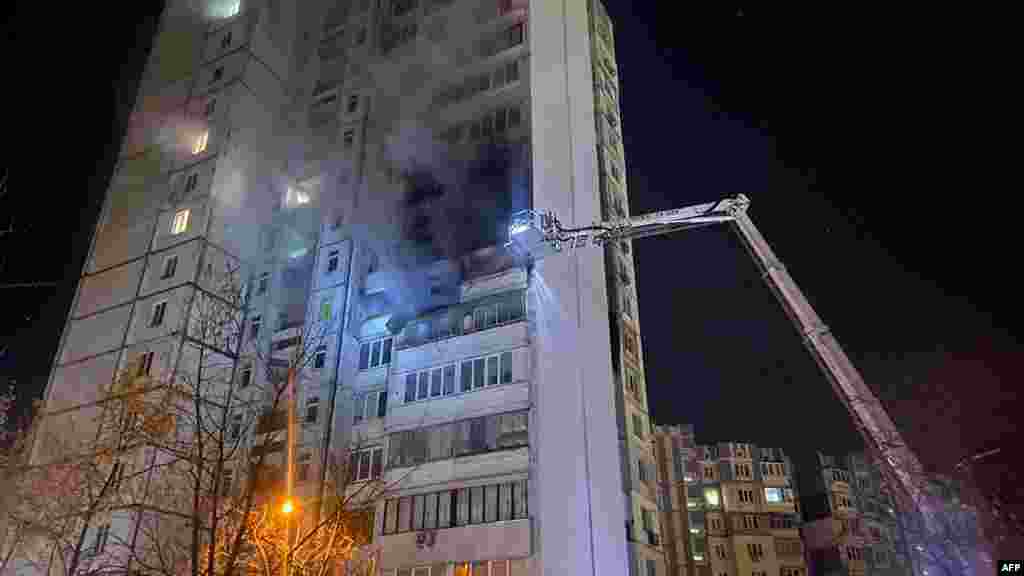 Klicsko arról is beszélt, hogy Kijev távfűtési rendszere is károsodott, egy kerületben megszakadt a szolgáltatás, de a vészhelyzeti áramkimaradásokat már megoldották